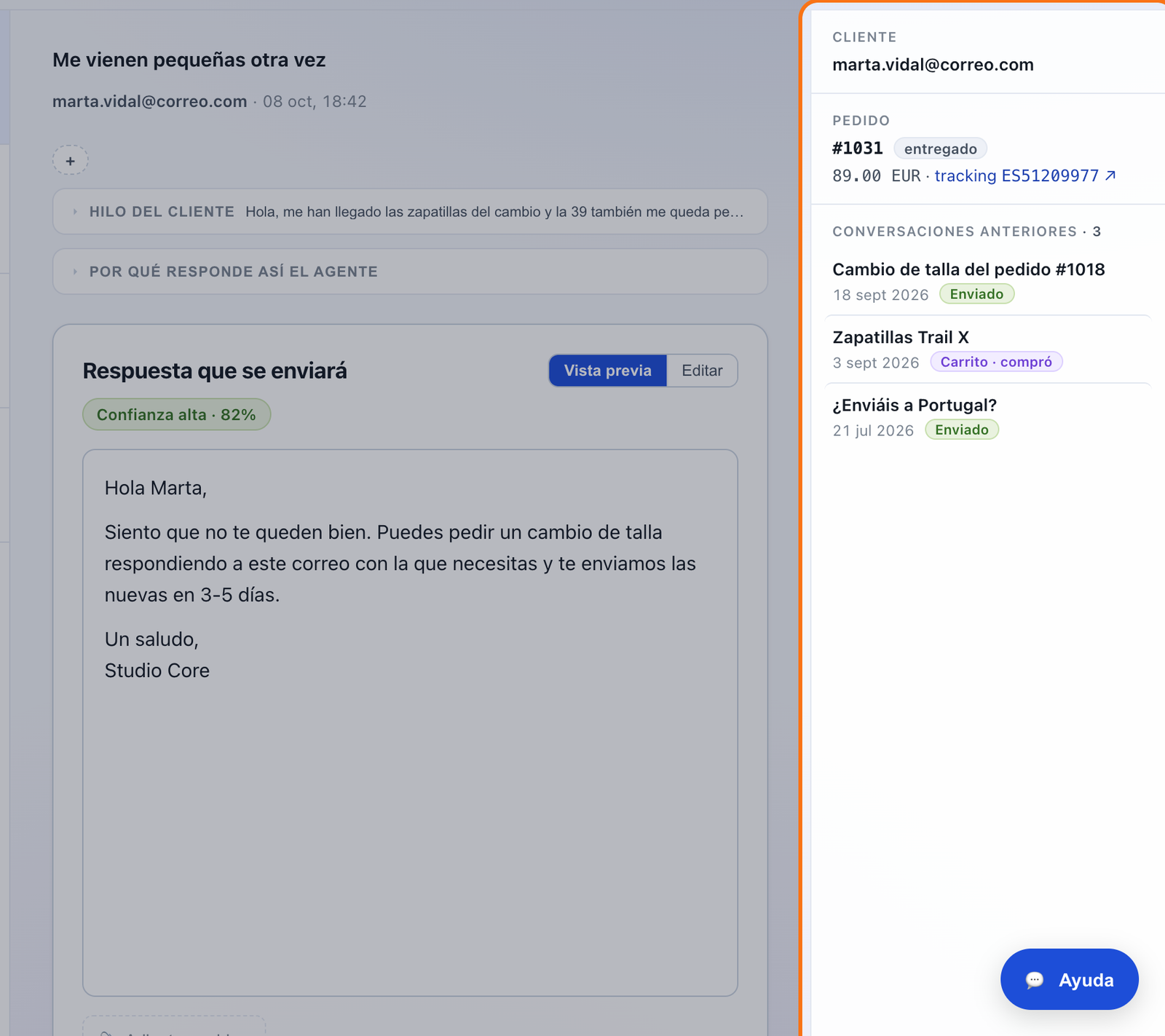 La cola de mailipy con la barra Cliente resaltada a la derecha: correo del cliente, pedido con tracking y tres conversaciones anteriores